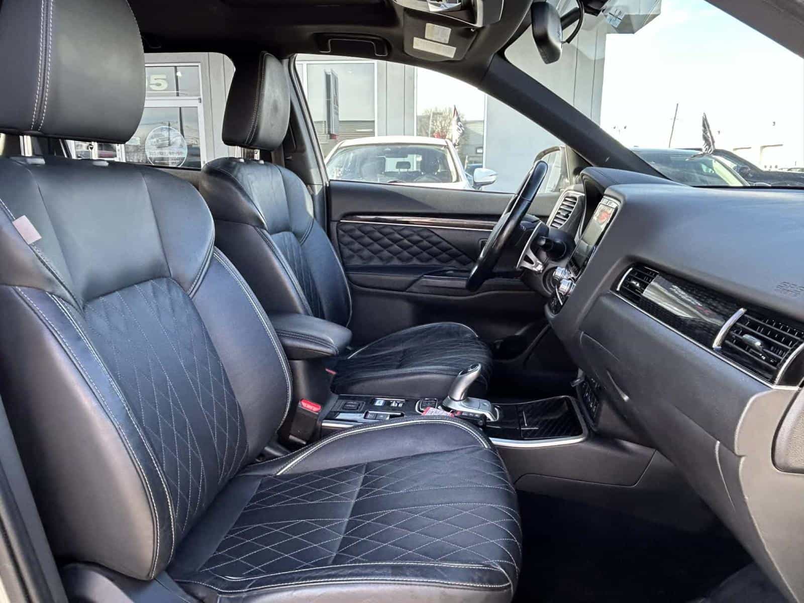 2022 Mitsubishi Outlander Black Edition - Image 12