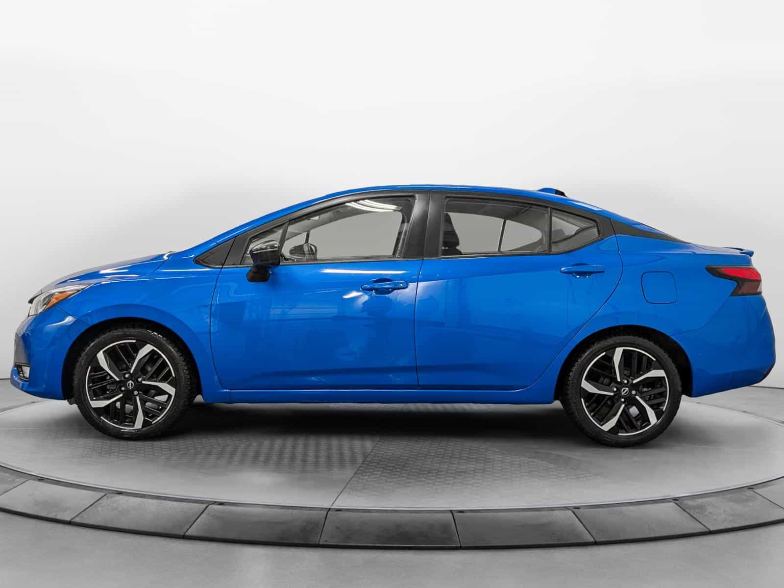 2023 Nissan Versa SR - Image 5