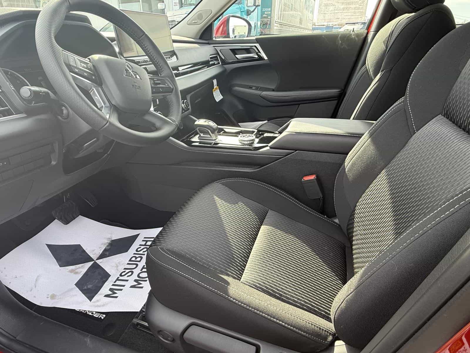 2025 Mitsubishi Outlander ES - Image 11