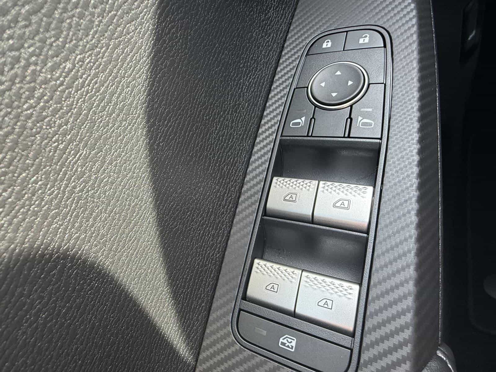 2025 Mitsubishi Outlander ES - Image 12