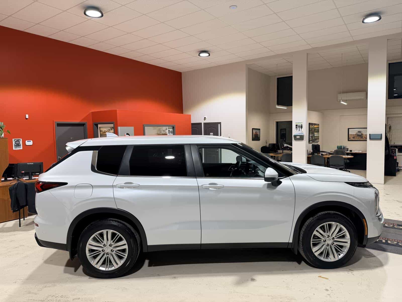 2024 Mitsubishi Outlander ES - Image 9