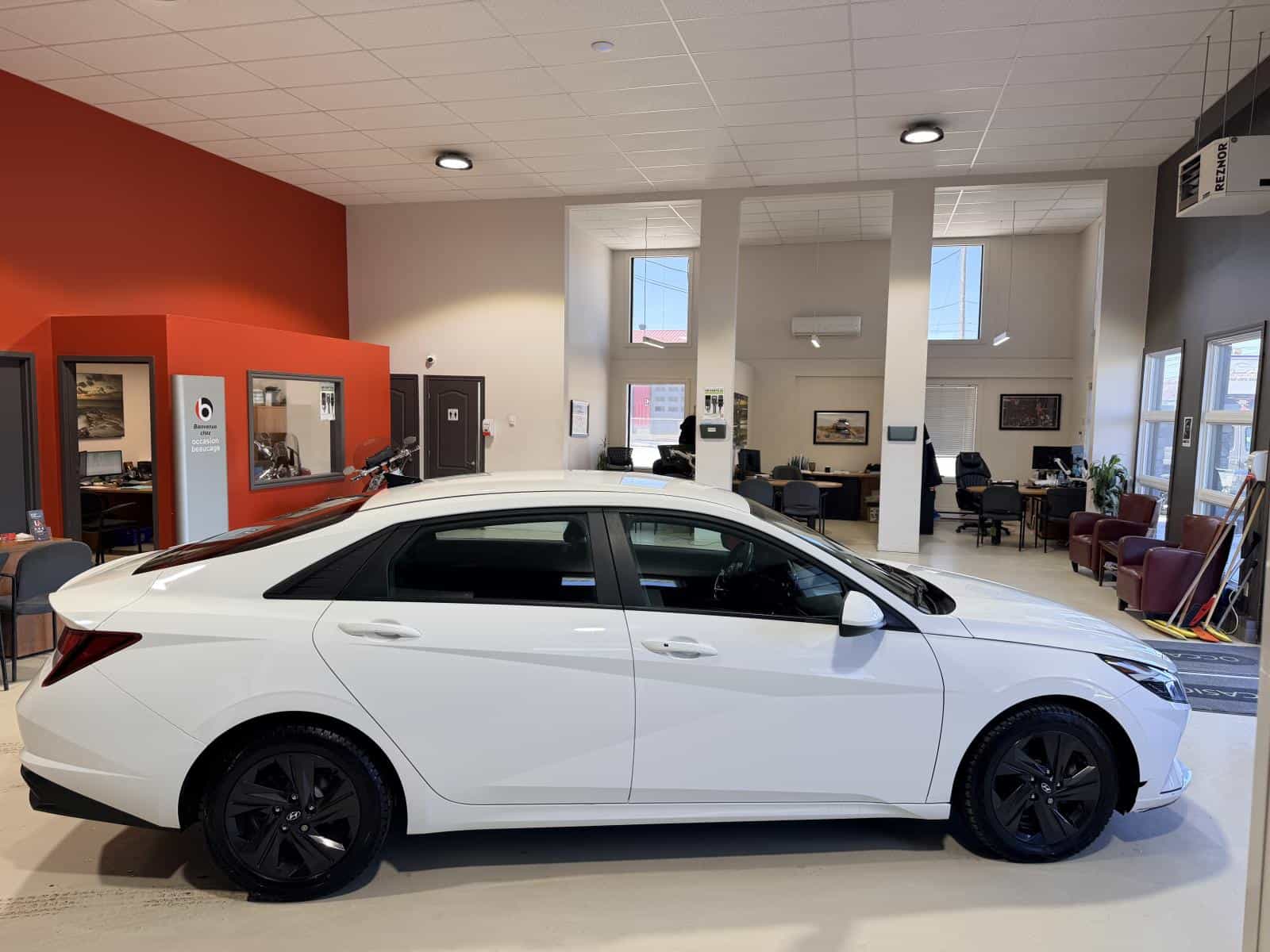 2022 Hyundai Elantra Preferred - Image 8