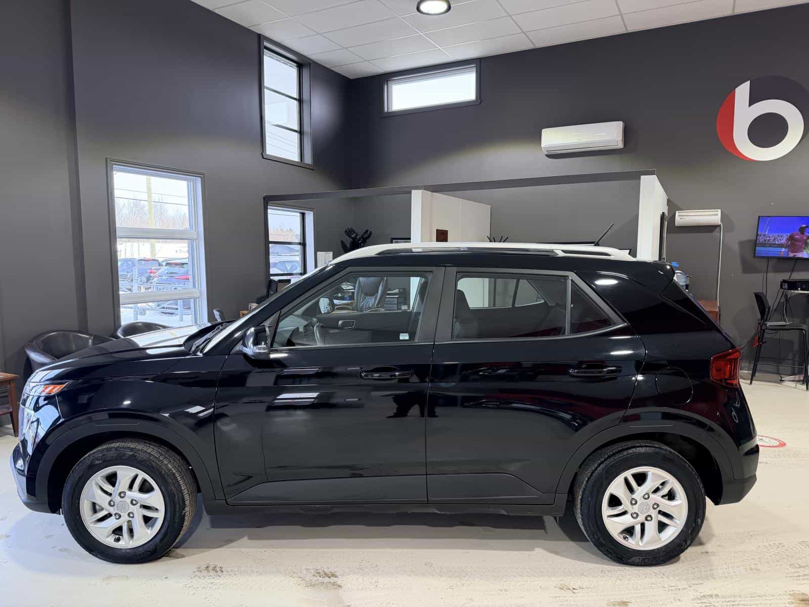 2023 Hyundai Venue Preferred - Image 3