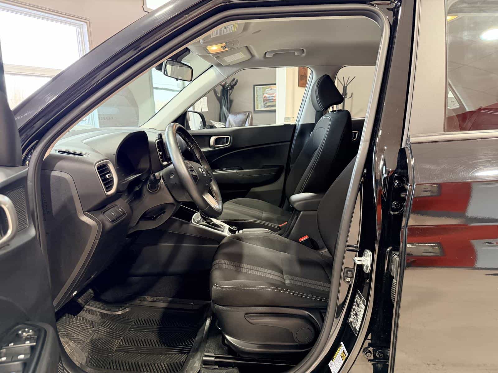 2023 Hyundai Venue Preferred - Image 15