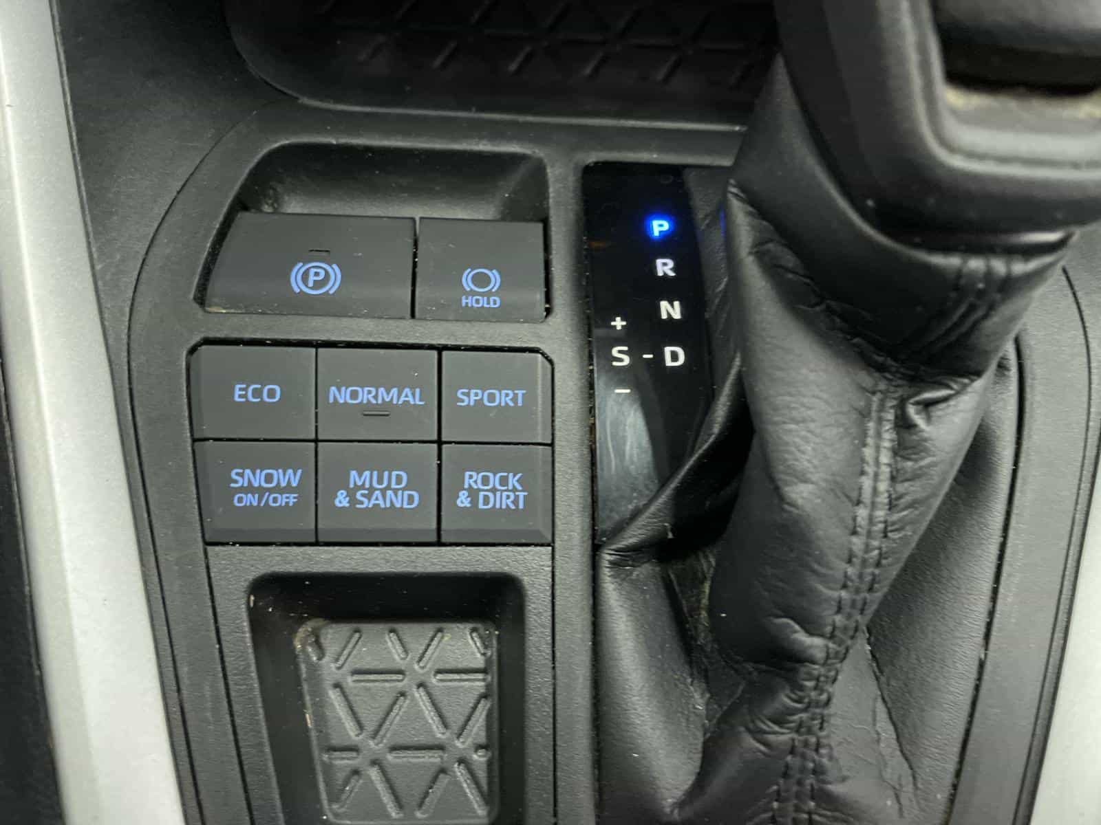 2021 Toyota Rav4 LE - Image 17