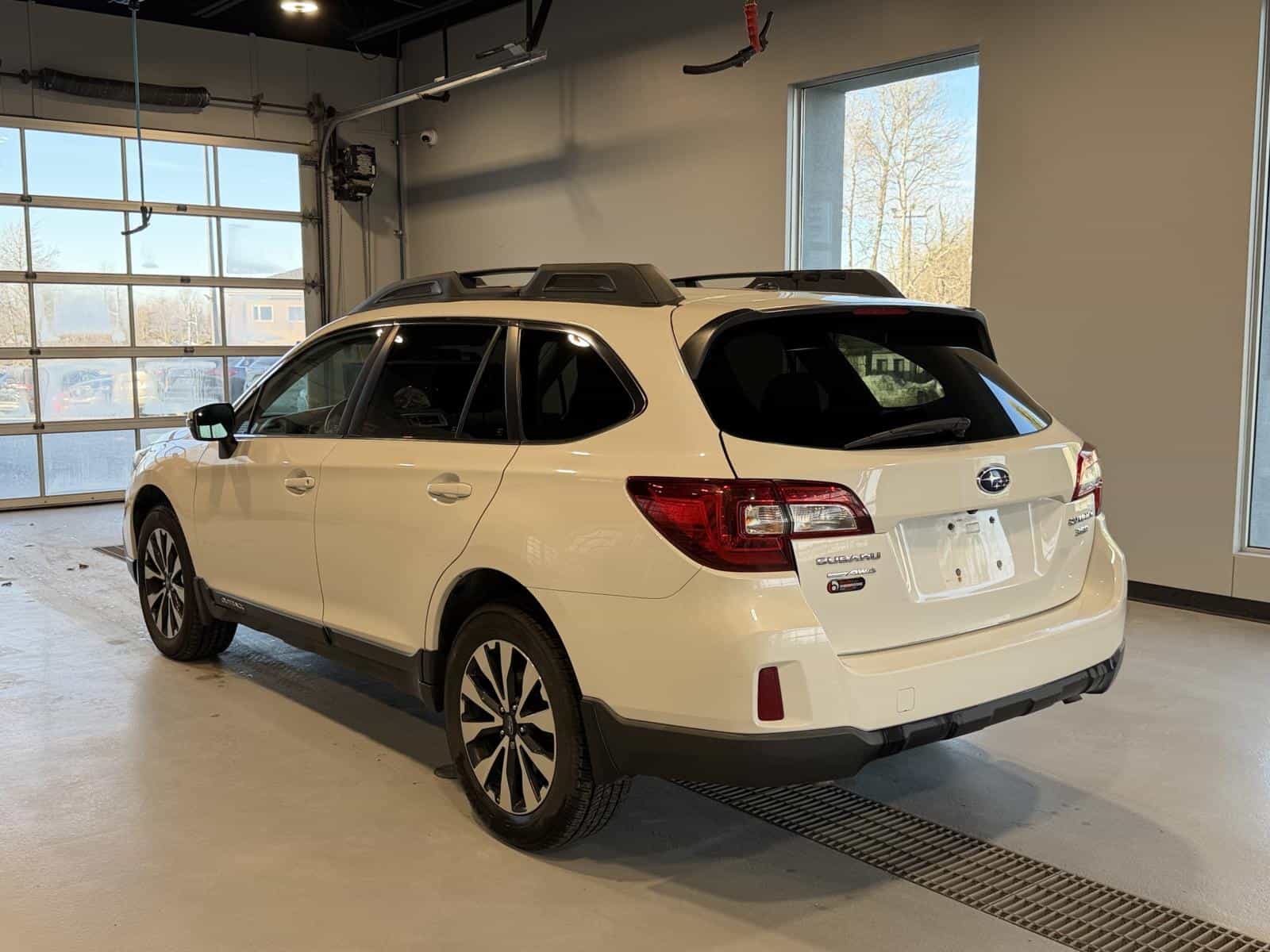 2016 Subaru Outback 3.6R Limited w/Tech - Image 4