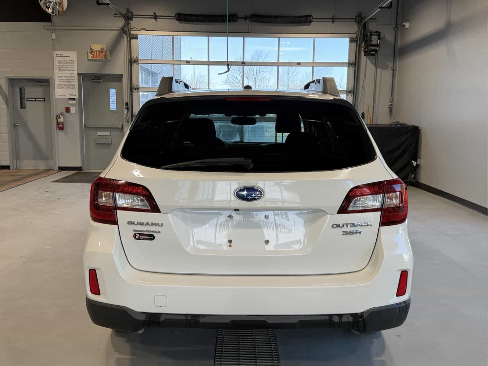 2016 Subaru Outback 3.6R Limited w/Tech - Image 5