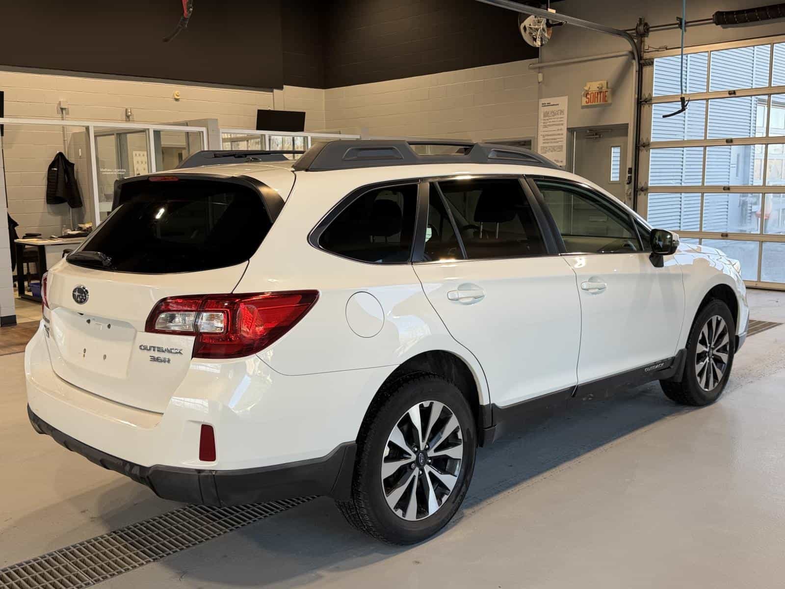 2016 Subaru Outback 3.6R Limited w/Tech - Image 6