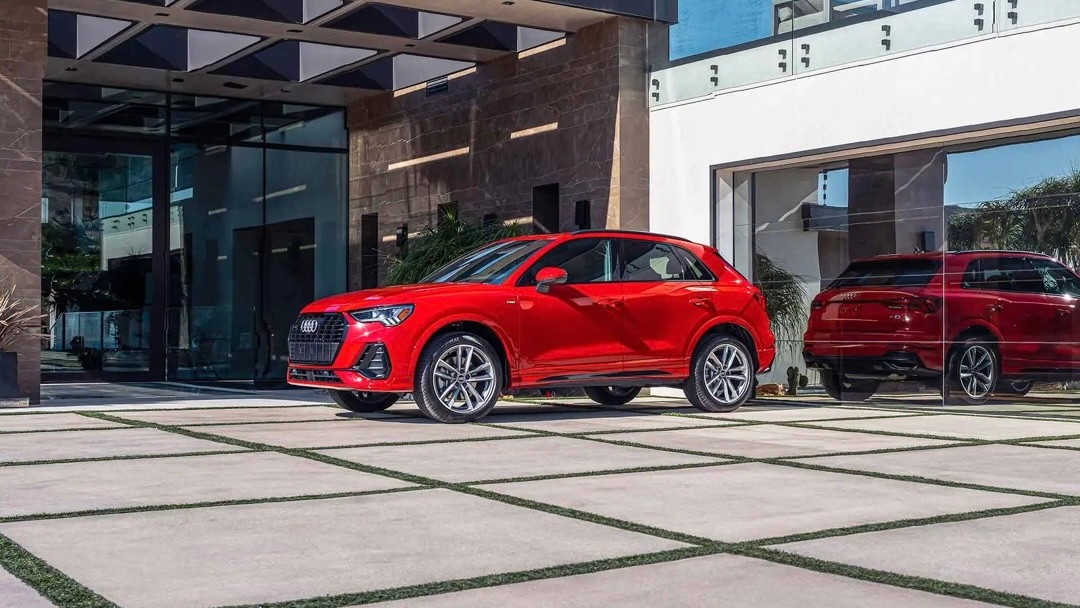 Un Audi Q3 stationné 2023 devant une résidence.