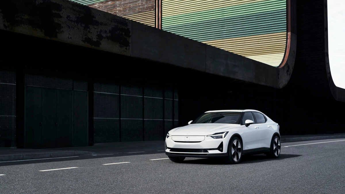 La polestar 2 qui roule en ville.