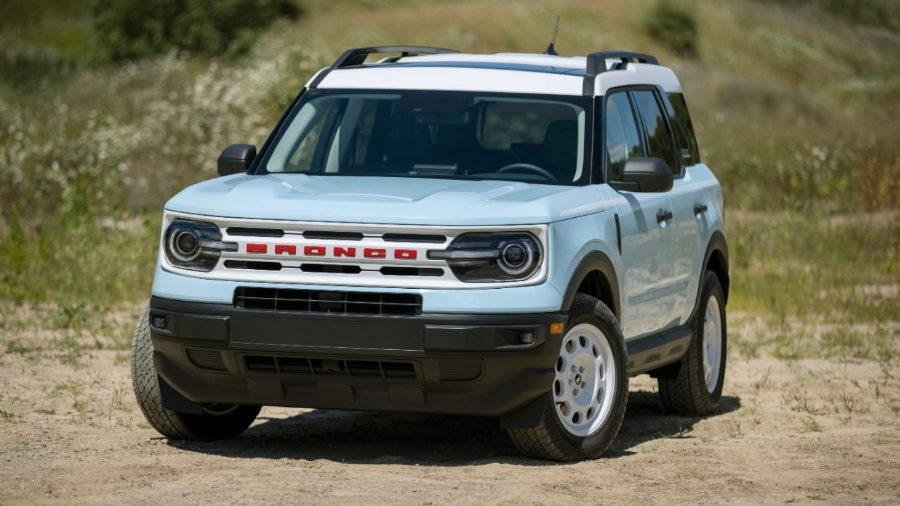 Le Ford Bronco stationné dans une prairie.