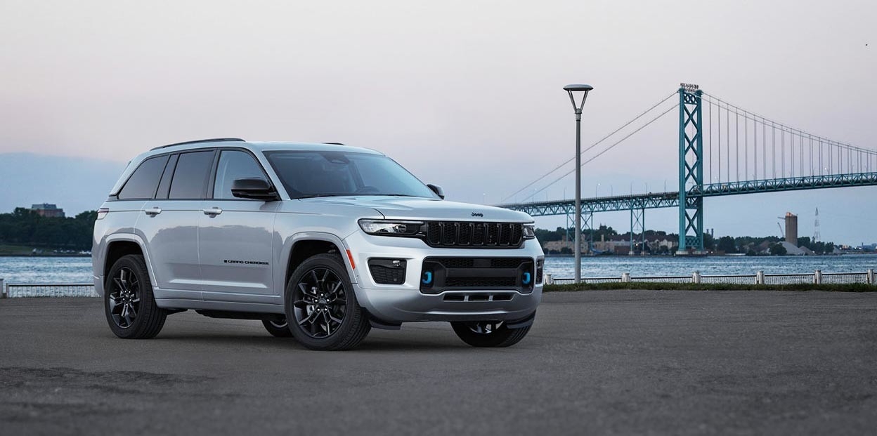 Le Jeep Grand Cherokee hybride PHEV 2024 stationné au bord de l'eau.