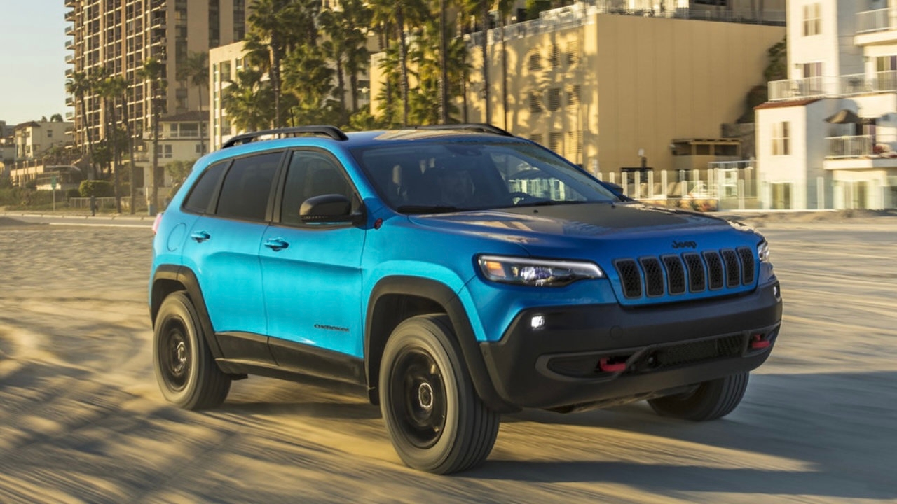 Un Jeep Cherokee 2023 roulant sur la plage.