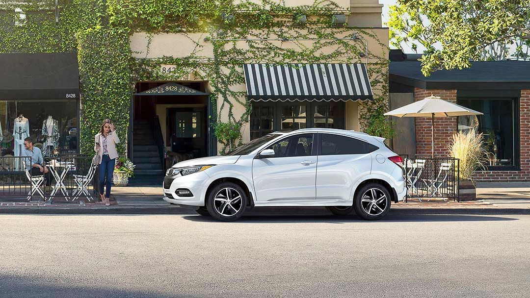 Le Honda HR-V stationné devant un magasin en ville.