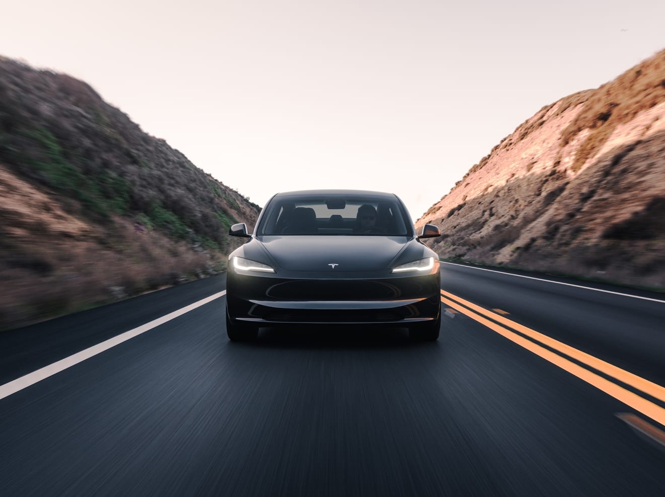 La Tesla Model 3 sur la route en montagnes.