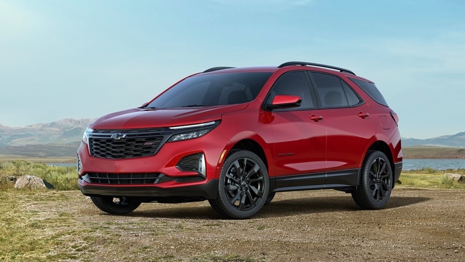 Un Chevrolet Equinox stationné en montagne.