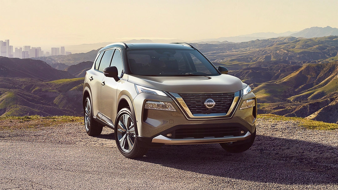 Le Nissan Rogue stationné en haut d'une montagne.