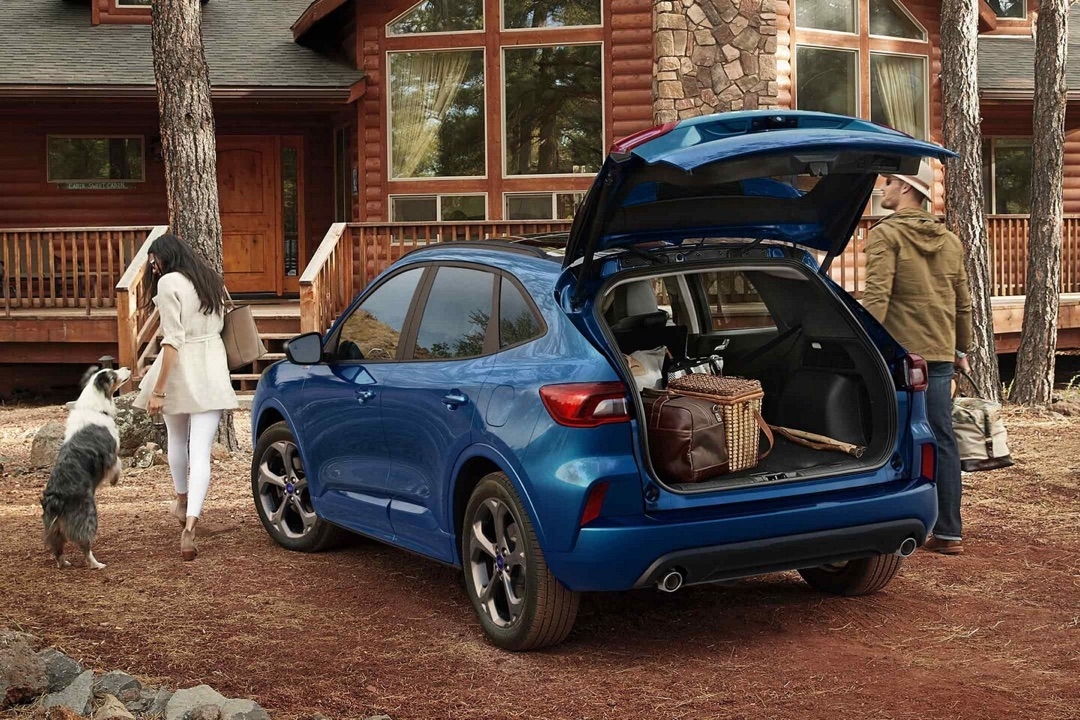 Une famille qui arrive à leur chalet avec leur Ford Escape hybride rechargeable.