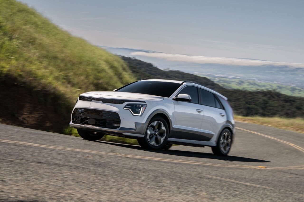 La Kia Niro hybride PHEV 2024 qui roule en montagne.