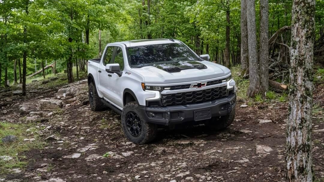 Le Chevrolet Silverado qui roule sur des chemins escarpés en forêt.