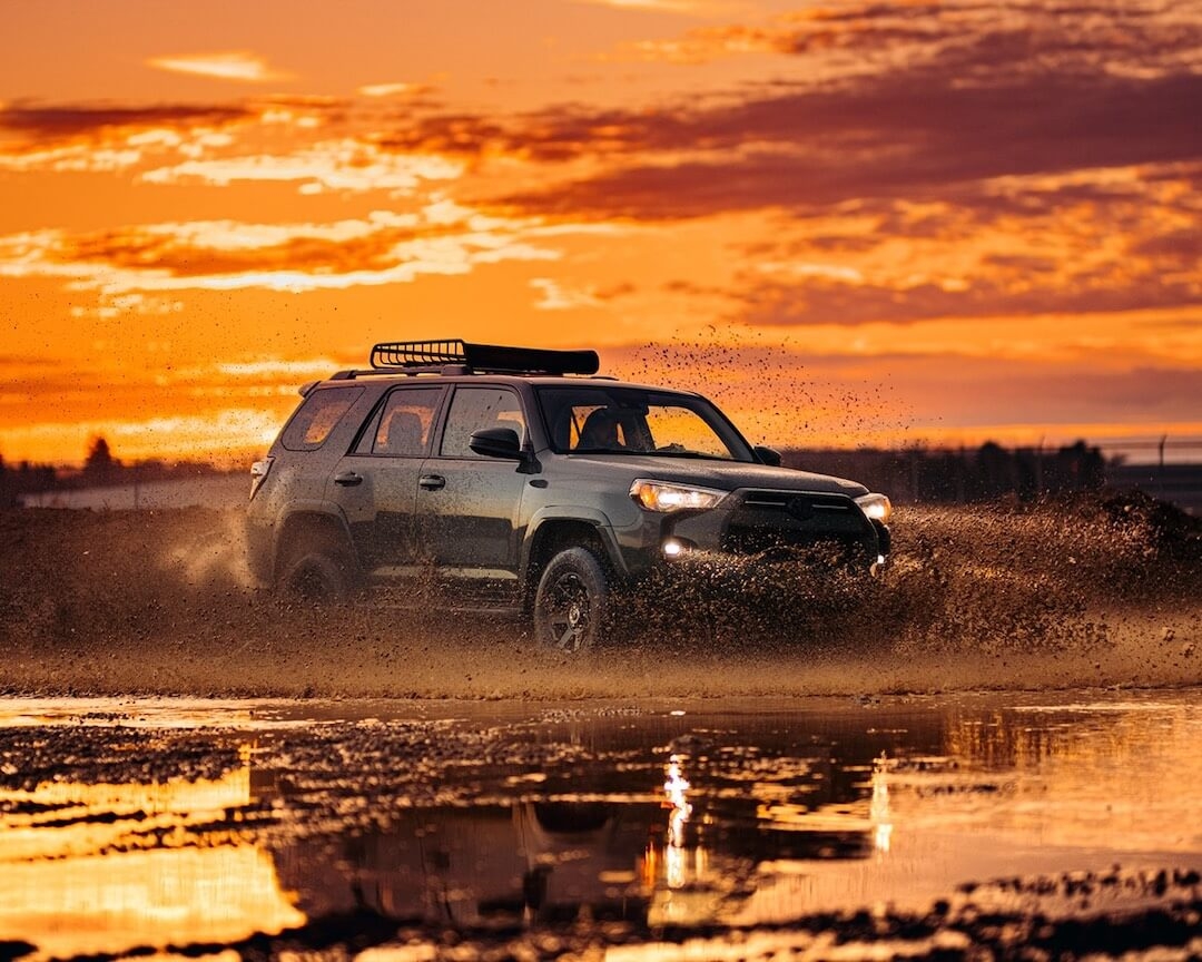 Le toyota 4Runner qui roule dans une boue intense.