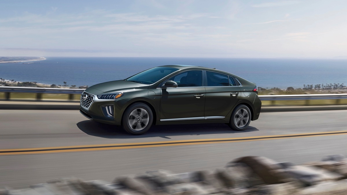 La Hyundai Ioniq hybride PHEV 2022 sur la route.