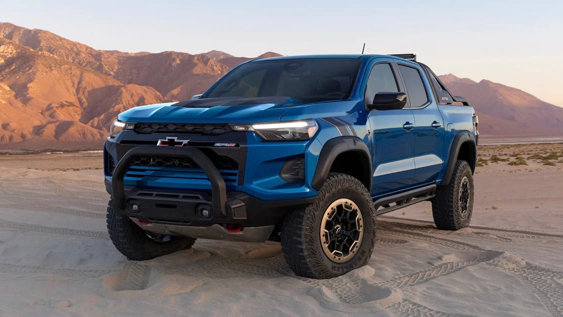 Un Chevrolet Colorado stationné avec un arrière plan de montagne.