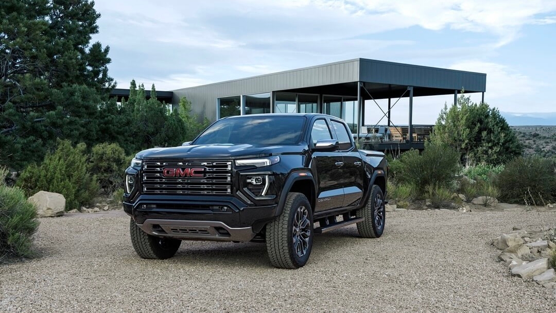 Le GMC Canyon stationné dans l'allée d'une résidence.