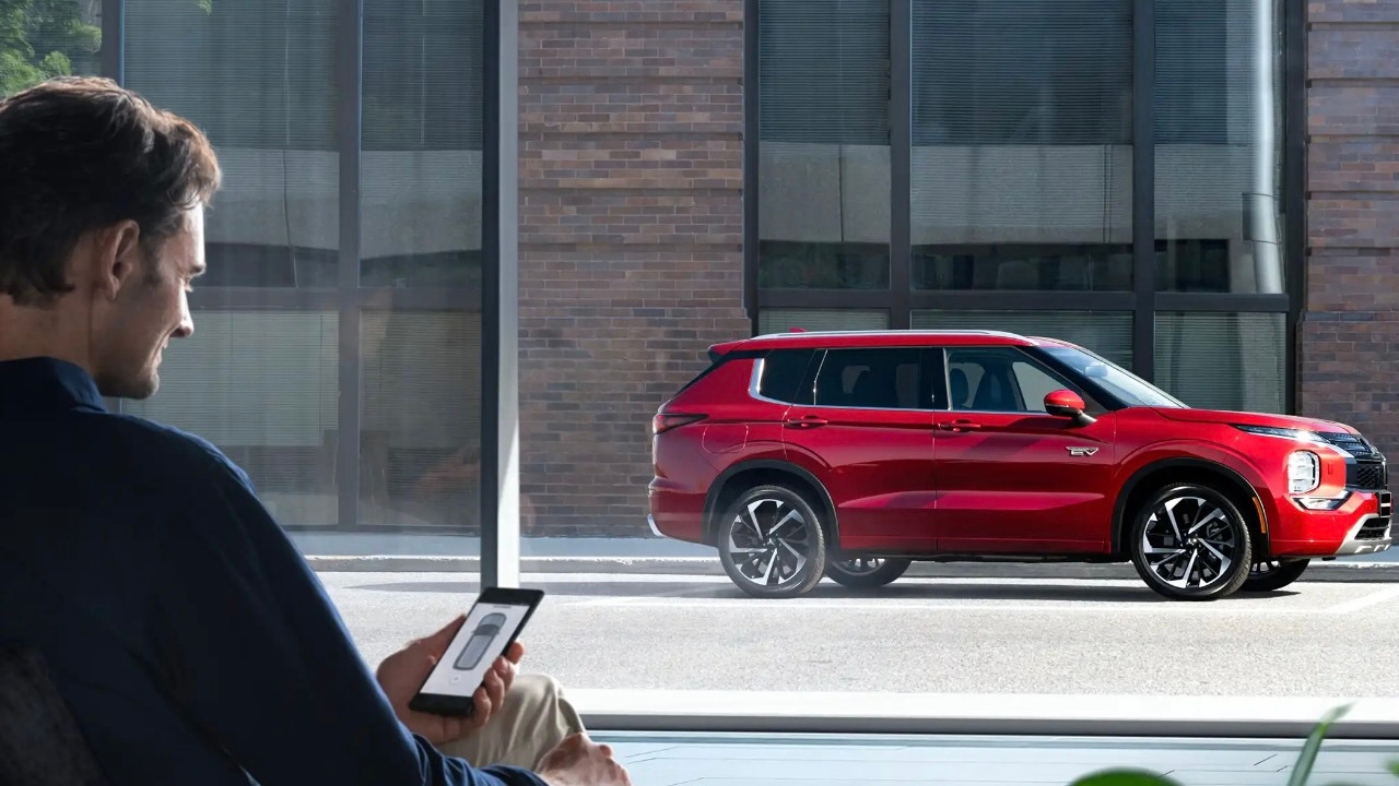 Le Mitsubishi Outlander 2023 stationné devant un bâtiment en ville.