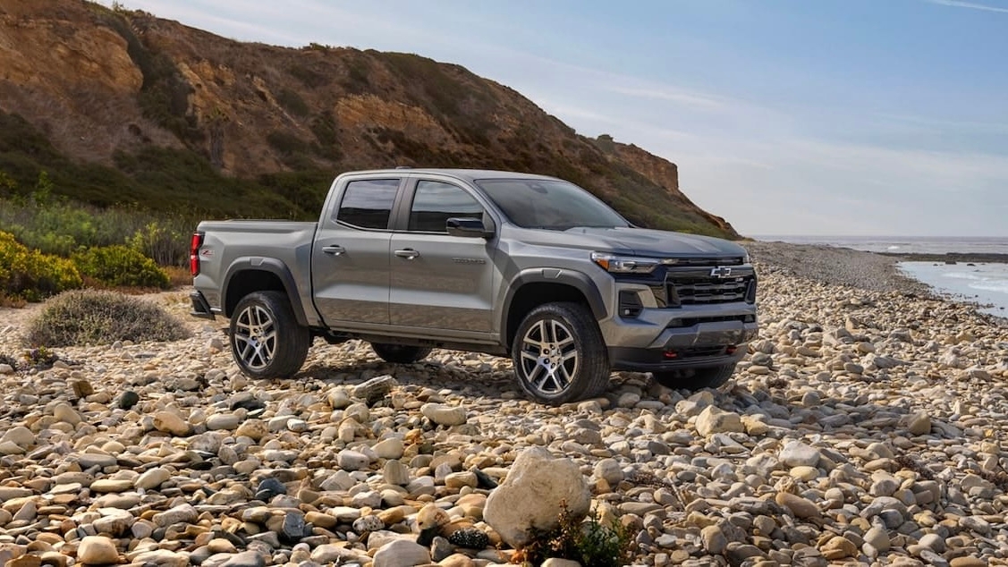 Le Chevrolet Colorado stationné sur des roches au bord de l'eau.