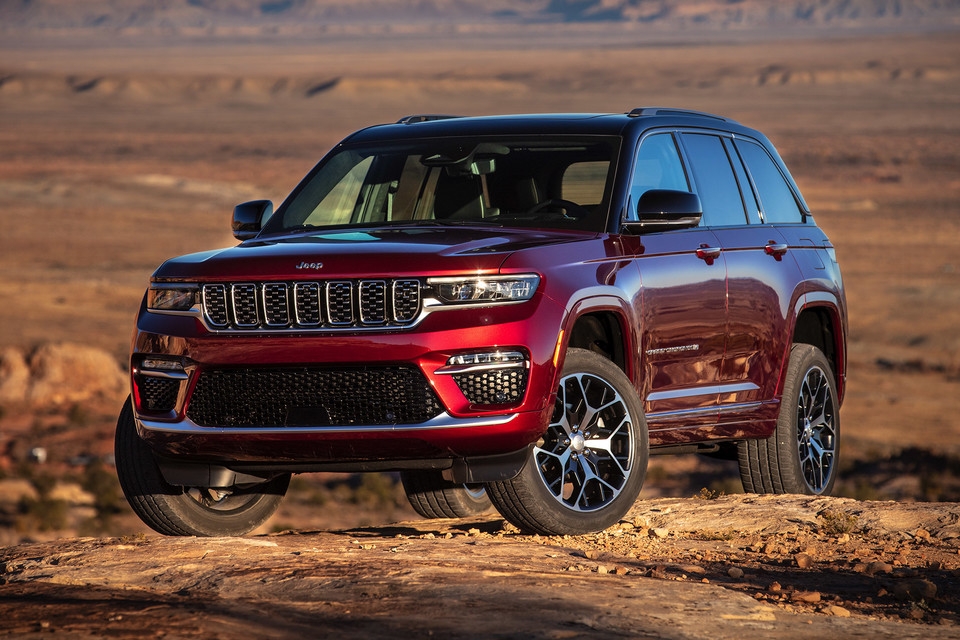 Un Jeep Grand Cherokee qui roule sur des collines rocheuses.